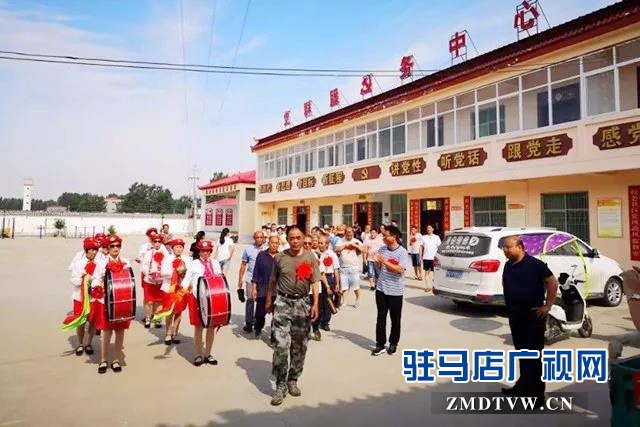 上蔡縣蘆崗街道程老社區向“光榮之家”授牌
