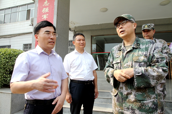 省軍區司令員陳兆明一行到驛城區檢查調研