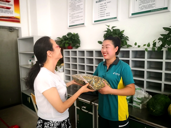 市驛城區郵政分公司開展夏季送清涼活動