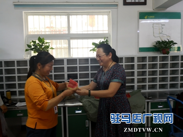 市驛城區郵政分公司開展夏季 送清涼活動