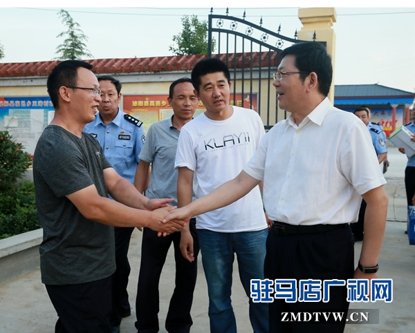 副市長郭淵（右1）親切接見市公安局駐泌陽縣高邑鎮王樓村扶貧隊員.JPG