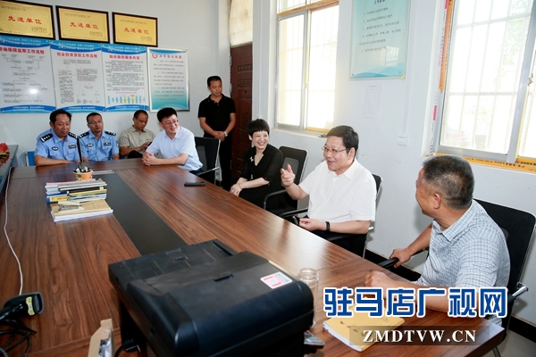 副市長郭淵（右2），泌陽縣縣長魏華偉（左4）與駐馬店市公安局駐泌陽縣賒灣鎮馬樓村扶貧隊員親切交談.JPG
