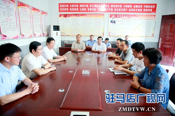 副市長郭淵（左2）、泌陽縣委書記張樹營（左3）、泌陽縣縣長魏華偉（左1）與駐馬店市公安局駐泌陽縣高邑鎮王灣村扶貧隊員親切