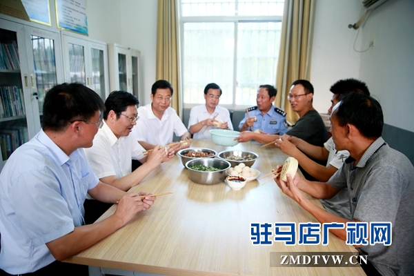 副市長郭淵（左2）、泌陽縣委書記張樹營（左3）、泌陽縣縣長魏華偉（左1）與市公安局駐村扶貧隊員共進晚餐.JPG