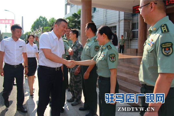 駐馬店市企業擁軍優屬協會會長、青商會會長、鵬宇集團創始人總裁朱新紅率隊開展八一建軍節慰問活動