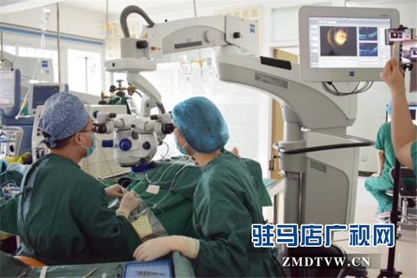 　　我市眼底手術邁入新時代——蔡司OCT導航下的眼底手術直播亮相上海