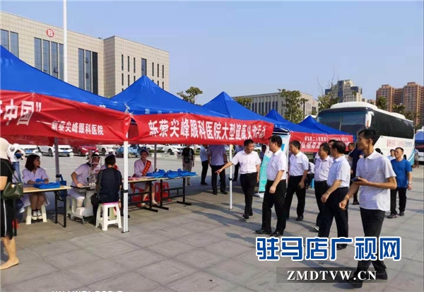 新蔡縣慶?！暗诙弥袊?guó)醫(yī)師節(jié)”暨表彰大會(huì)召開  尖峰眼科醫(yī)院再獲殊榮