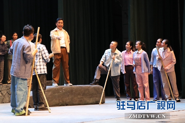 “不忘初心、牢記使命”主題教育大型現代戲《重渡溝》在駐馬店市巡演