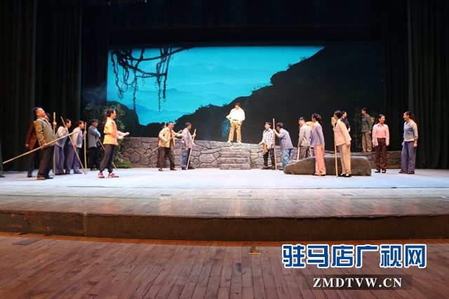 “不忘初心、牢記使命”主題教育大型現代戲《重渡溝》在駐馬店市巡演