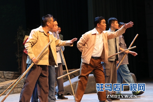 “不忘初心、牢記使命”主題教育大型現代戲《重渡溝》在駐馬店市巡演