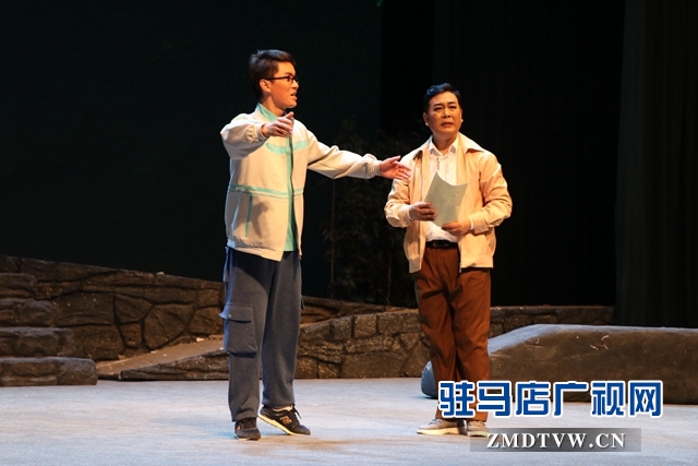 “不忘初心、牢記使命”主題教育大型現代戲《重渡溝》在駐馬店市巡演