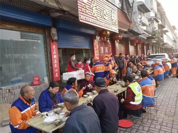 汝南愛心免費粥屋與環衛工人共度中秋節
