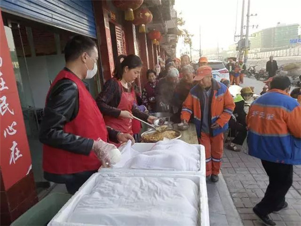 汝南愛心免費粥屋與環衛工人共度中秋節