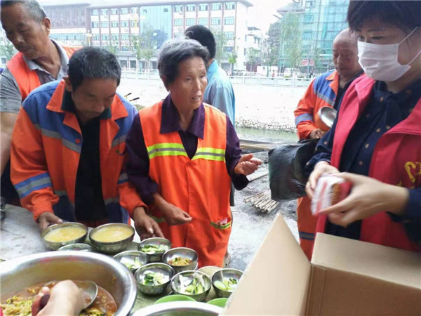 汝南愛心免費粥屋與環衛工人共度中秋節