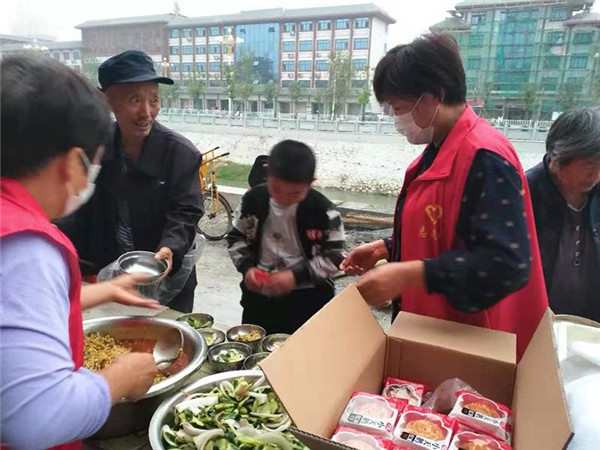 汝南愛心免費粥屋與環衛工人共度中秋節