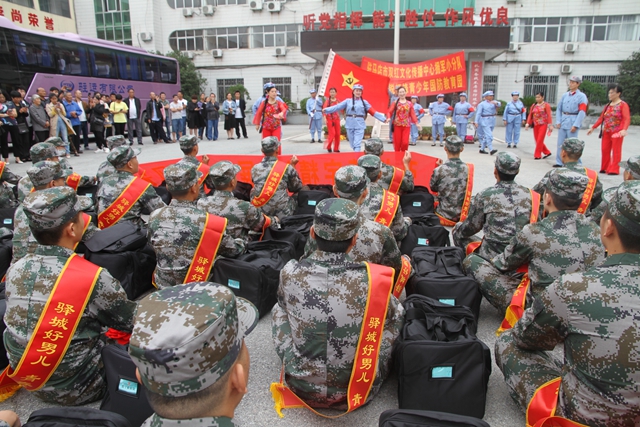 驛城區軍地為赴杭新兵送上文藝大餐