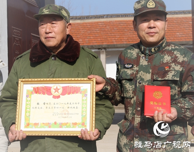 驛城區軍地喜報喜送激勵軍人建功