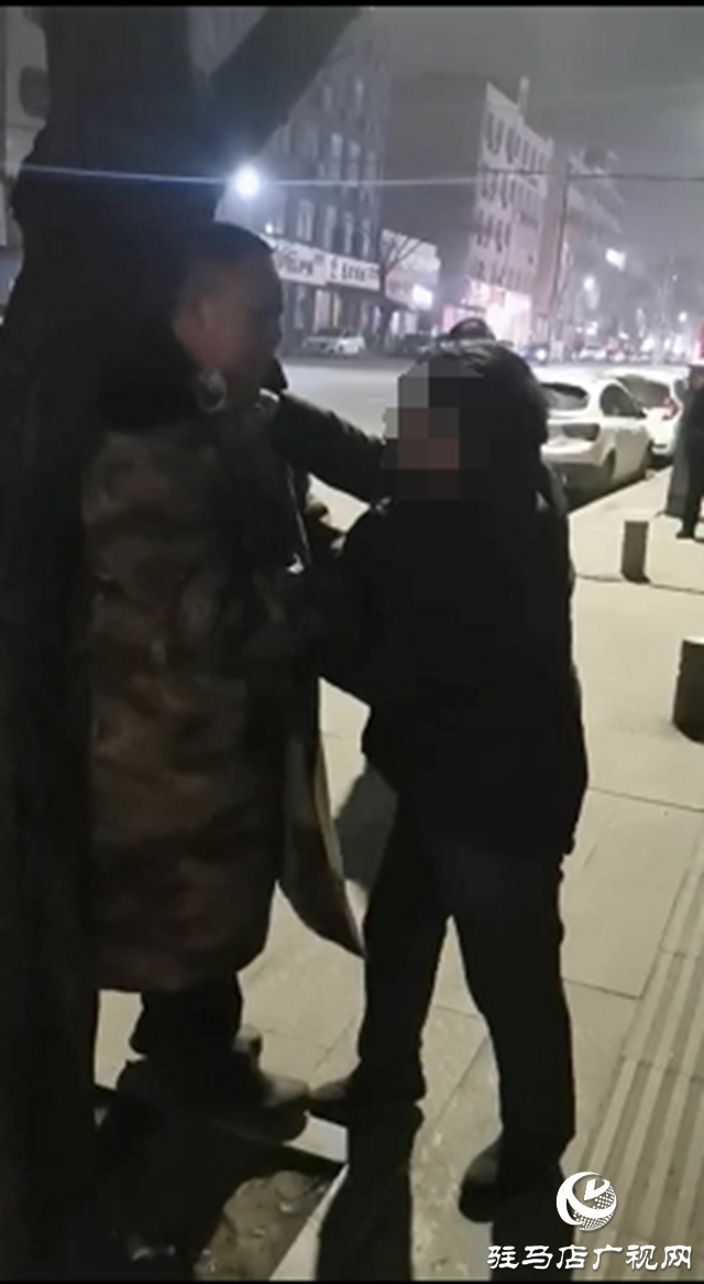 一男子毆打工作人員，干擾疫情防控工作，被平輿警方拘留！