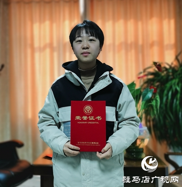駐馬店愛心少年李嘉欣向經濟開發區慈善總會捐贈3000元壓歲錢
