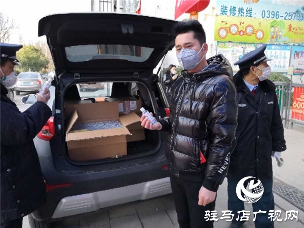 熱心市民向醫院捐贈消毒洗手液