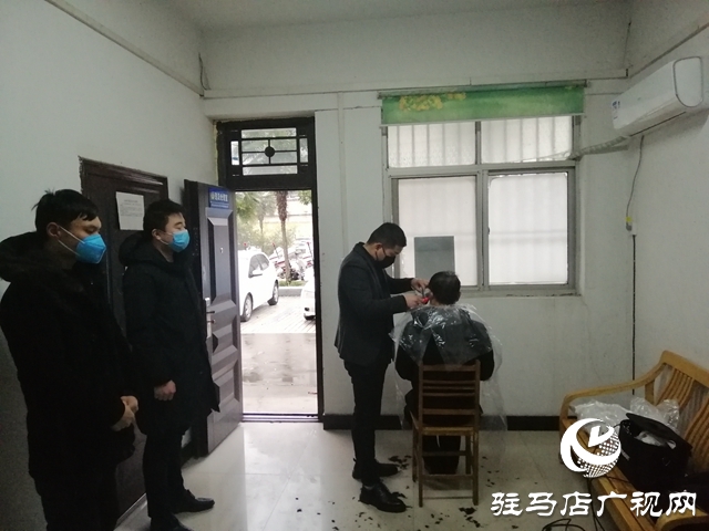 愛心理發師解決“疫線”民警的“頭”等大事