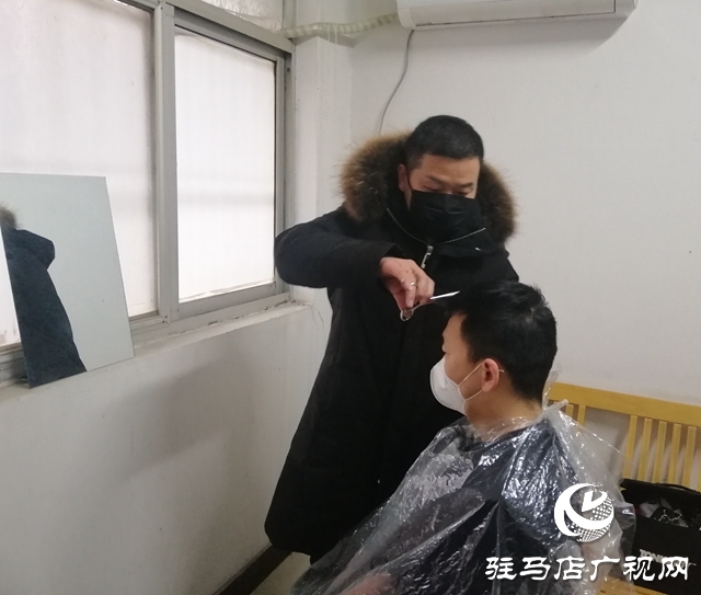 愛心理發師解決“疫線”民警的“頭”等大事