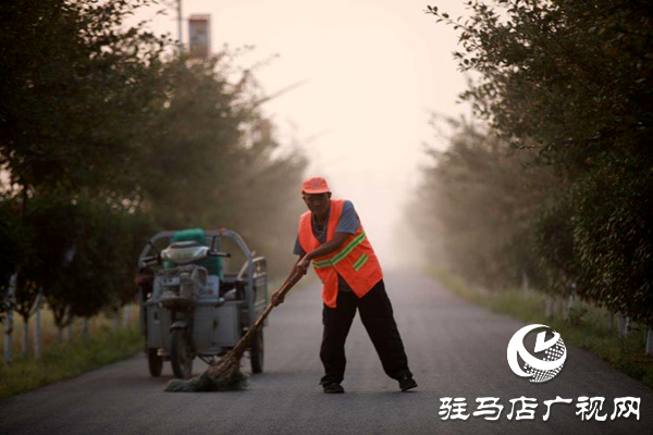 新蔡縣環衛工人黃希生爭當疫情志愿宣傳員