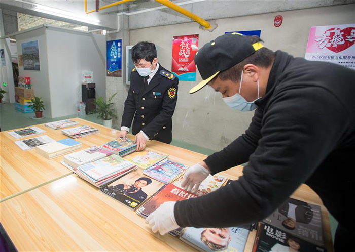特寫：武漢方艙醫院搭建“圖書驛站”撫慰患者心靈
