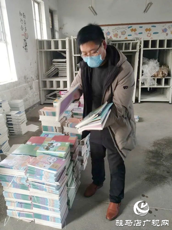 泌陽縣黃山口鄉教師送書到家 保證學生學習質量 
