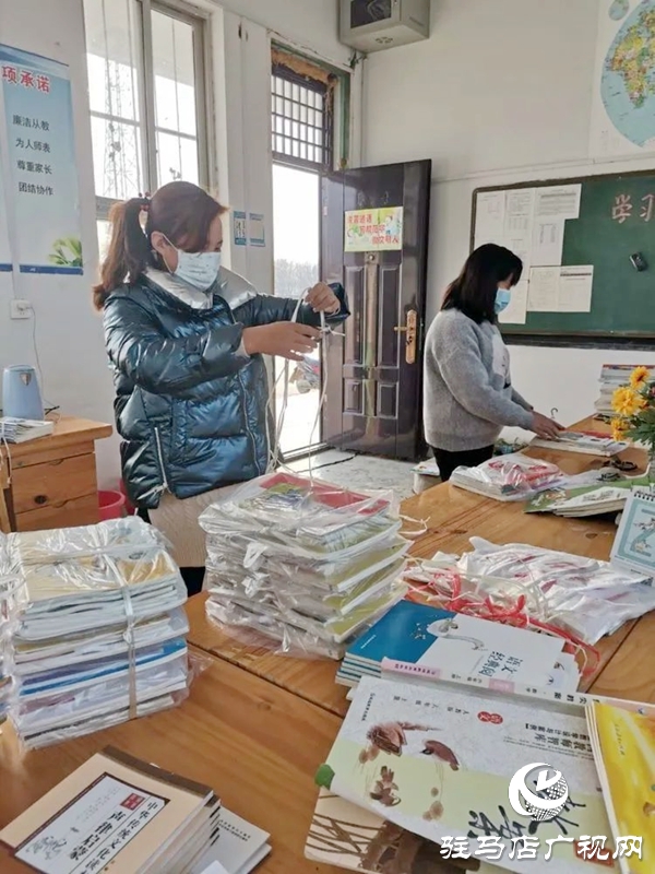 泌陽縣黃山口鄉教師送書到家 保證學生學習質量 