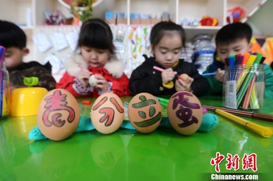 春分習俗知多少？流行“豎蛋”游戲 校對度量衡器具
