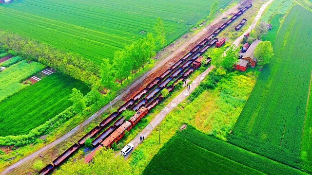 在汝南縣老君廟火車站門口的鐵軌上，一列K301/K303次列車已停靠車站近二十年。