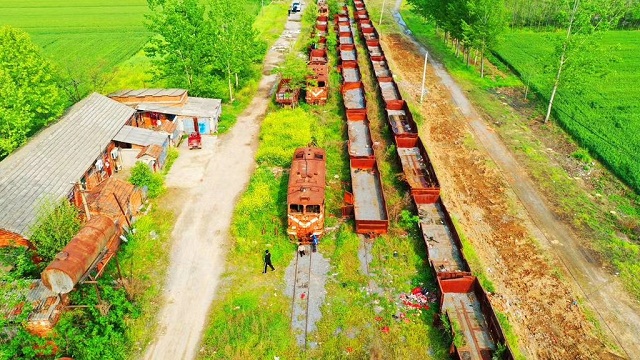 停靠的車站——汝南縣老君廟火車站，這里曾經(jīng)是一處重要的車站，人流量、貨運(yùn)量都非常大。