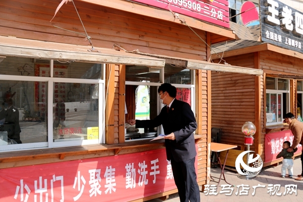 上蔡縣檢察院干警走向街頭 宣傳知識產權保護法