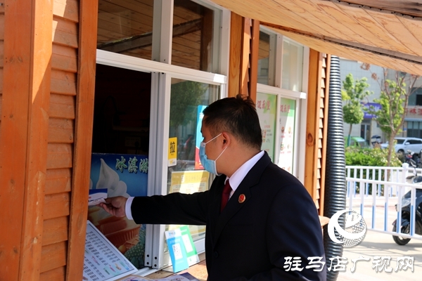上蔡縣檢察院干警走向街頭 宣傳知識產權保護法