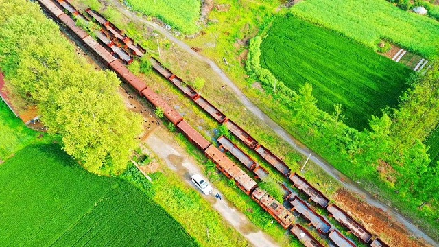 十多年的停運(yùn)已經(jīng)讓這一列客車銹跡斑斑。