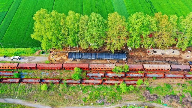 窄軌小火車主要運(yùn)行在上世紀(jì)末，是當(dāng)時(shí)當(dāng)?shù)厝罕娭匾某鲂蟹绞剑瑫r(shí)也承擔(dān)著大宗商品的貨運(yùn)業(yè)務(wù)。