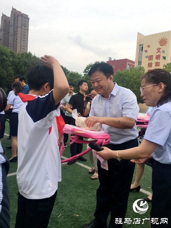 駐馬店四大班子領導開展“六一”慰問 與孩子們一起歡度節日
