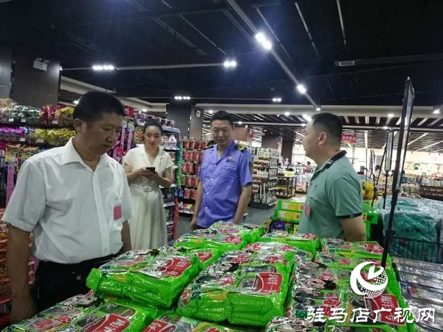 汝南縣部分人大代表對三橋鎮食品安全“一法一條例”執法情況進行檢查