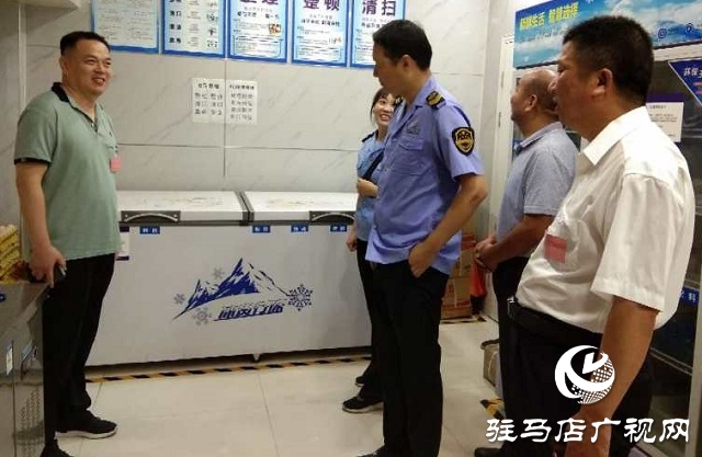汝南縣部分人大代表對三橋鎮食品安全“一法一條例”執法情況進行檢查