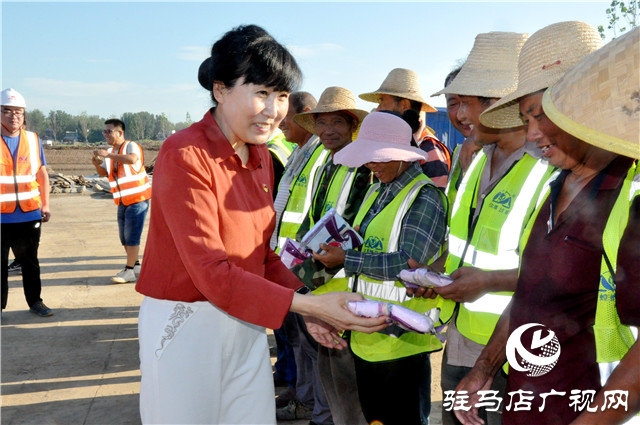 正陽：夏日送清涼慰問建設者