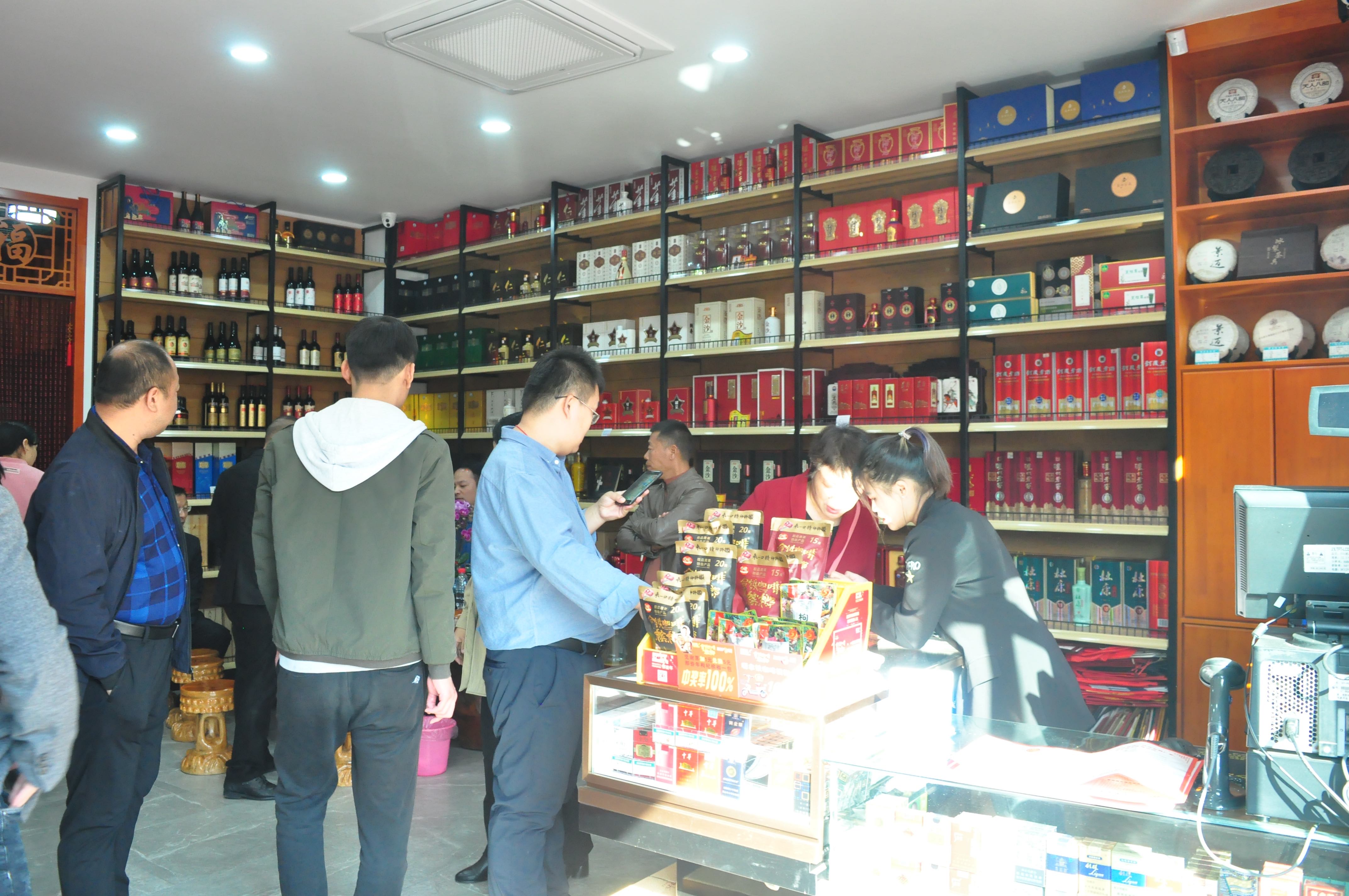 天翼傳大愛，聚力暖人心！天翼商貿(mào)美酒文化體驗館開業(yè)現(xiàn)場溫情上演公益慈善拍賣