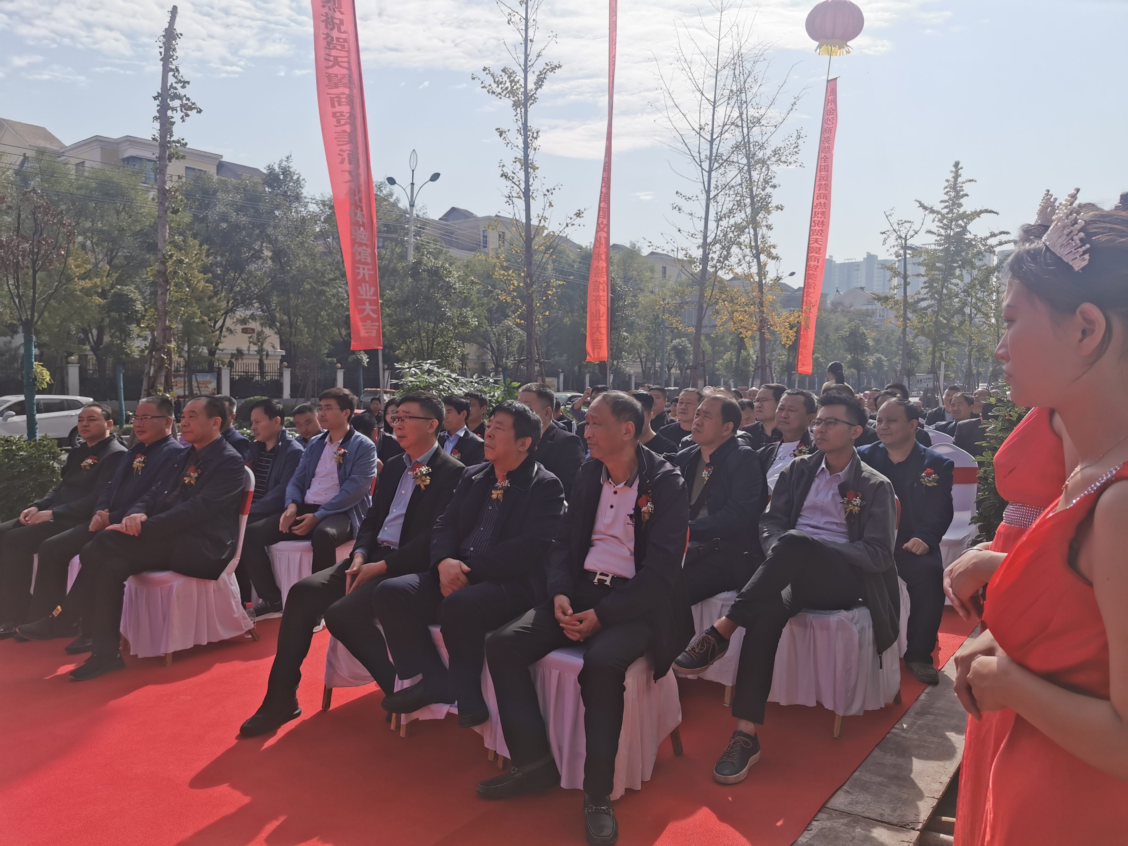 天翼傳大愛，聚力暖人心！天翼商貿(mào)美酒文化體驗館開業(yè)現(xiàn)場溫情上演公益慈善拍賣