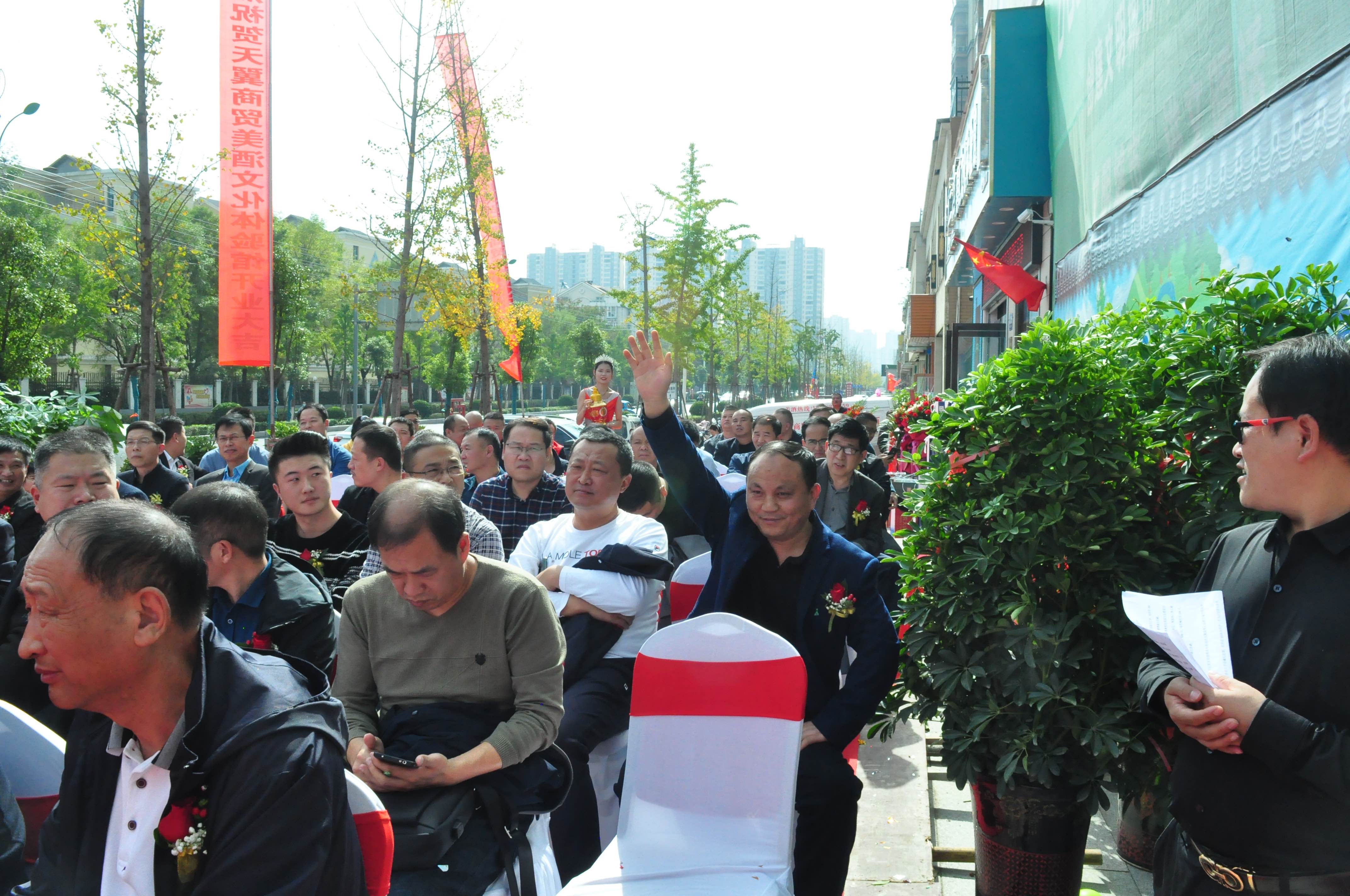 天翼傳大愛，聚力暖人心！天翼商貿(mào)美酒文化體驗館開業(yè)現(xiàn)場溫情上演公益慈善拍賣