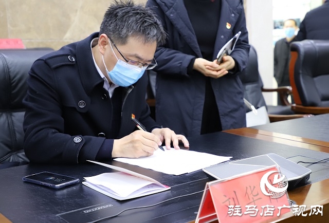 市政府副秘書長劉華偉現場接聽“12345”熱線