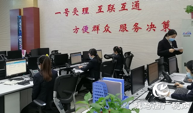 市政府副秘書長劉華偉現場接聽“12345”熱線