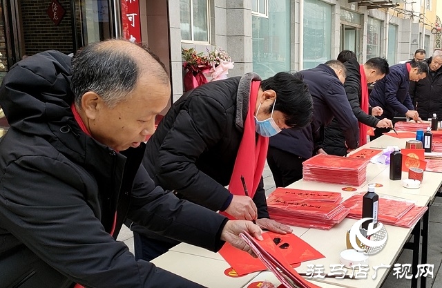 駐馬店：義寫春聯送祝福 濃濃墨香迎新春