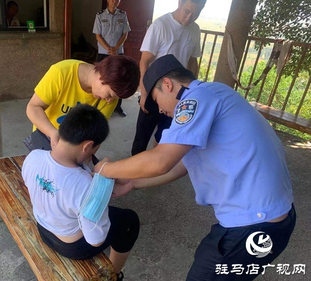 小男孩景區摔傷 民警火速上山救助