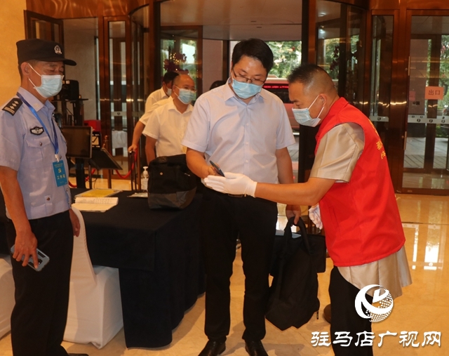 參加駐馬店市第五次黨代會的代表陸續(xù)報(bào)到