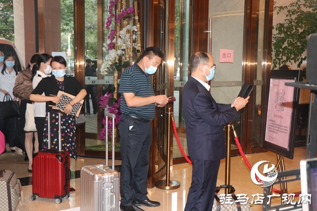參加駐馬店市第五次黨代會的代表陸續(xù)報(bào)到